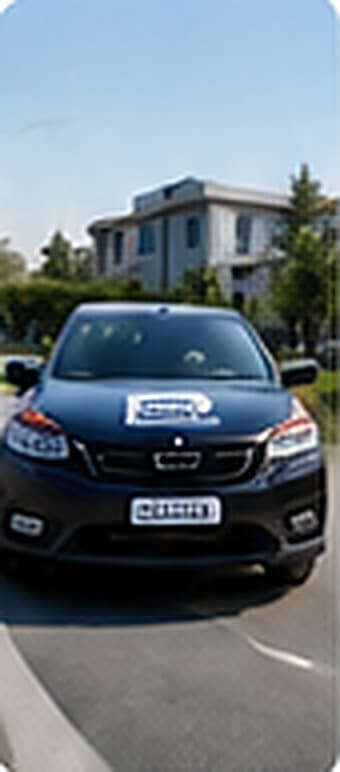Veículo com adesivo e QR Code circulando por uma rua residencial